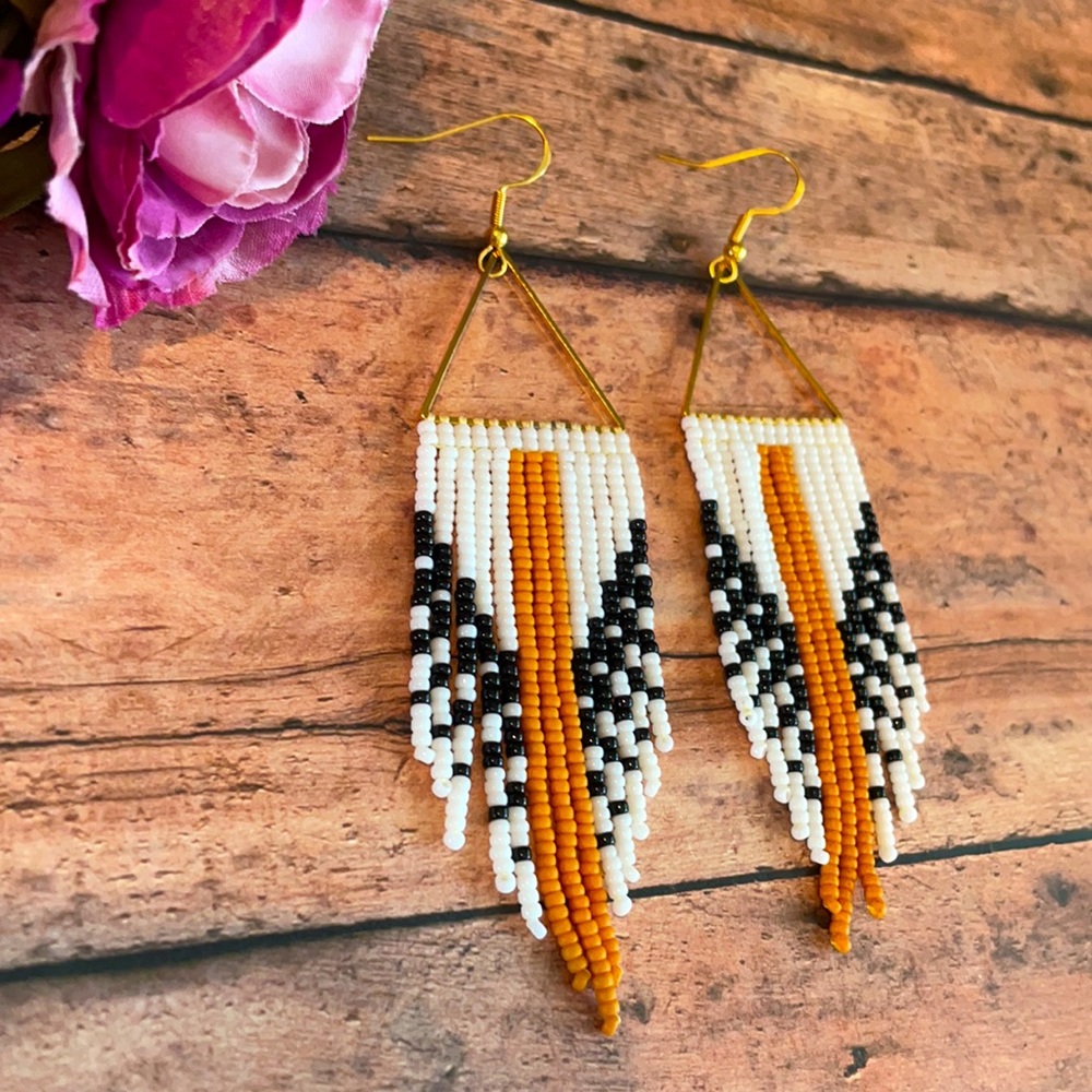Dangle beaded earring - Picture 3 of 5
